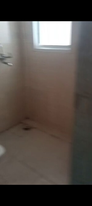 Room in 2.5 BHK Apartment at Hawelia Valencia Square, Sector 1 Greater Noida – for Rent