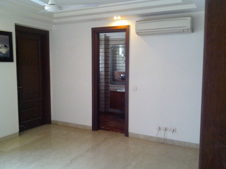 Room, defence colony 4 Bedroom 3000 Sq.Ft. Builder Floor In Defence Colony Delhi 10157147
