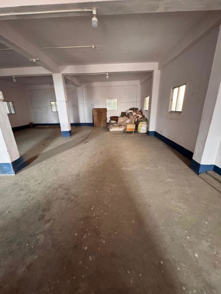 Room, park street Commercial Showroom 3300 Sq.Ft. In Park Street Kolkata 10157175