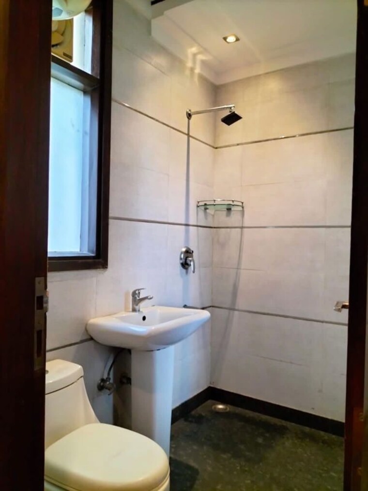 Bathroom, east of kailash 3 Bedroom 125 Sq.Yd. Builder Floor In East Of Kailash Delhi 10157202