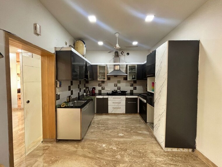 Kitchen, east of kailash 4 Bedroom 300 Sq.Yd. Builder Floor In East Of Kailash Delhi 10157215