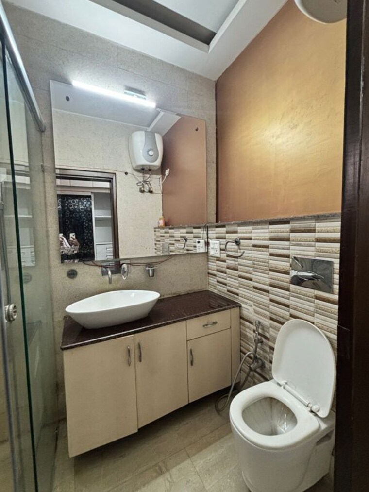Bathroom, east of kailash 4 Bedroom 300 Sq.Yd. Builder Floor In East Of Kailash Delhi 10157215