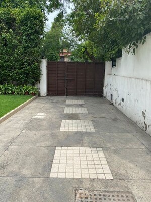 Balcony in 6+ BHK Villa at Hauz Khas – for Rent