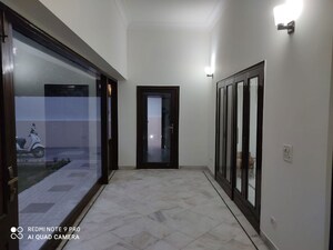 Room in 6+ BHK Villa at Hauz Khas – for Rent