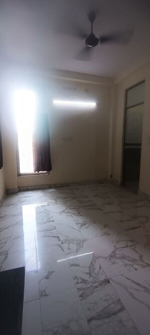 Room in 1 RK Builder Floor at Mukherjee Nagar – for Rent