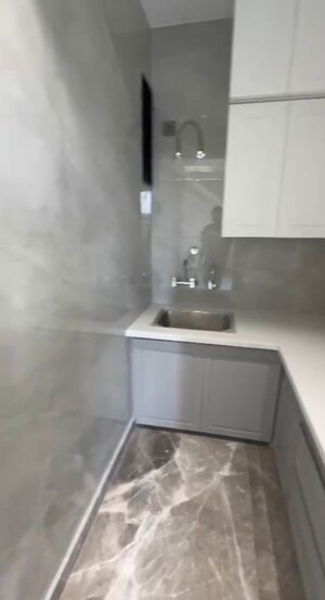 Furnished Amenities in 2.5 BHK Builder Floor at Mukherjee Nagar – for Rent