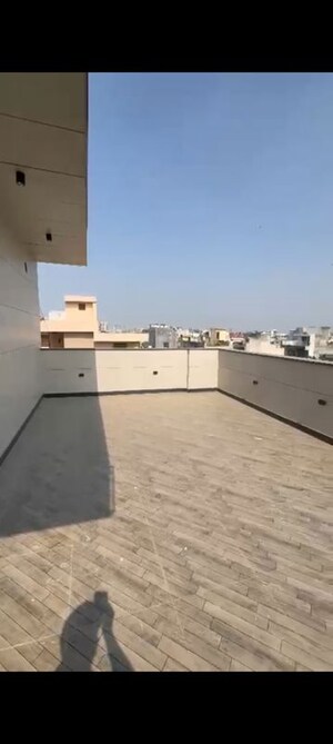 Kitchen in 2.5 BHK Builder Floor at Mukherjee Nagar – for Rent