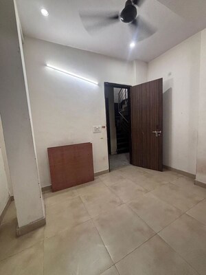 Room in 1 RK Builder Floor at Mukherjee Nagar – for Rent