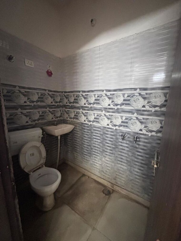 Bathroom, mukherjee nagar 1 RK 160 Sq.Ft. Builder Floor In Mukherjee Nagar Delhi 10157276
