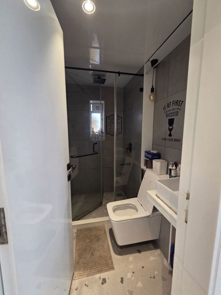 Bathroom, nahars-everest 3 Bedroom 1200 Sq.Ft. Apartment In Versova Mumbai 10157299