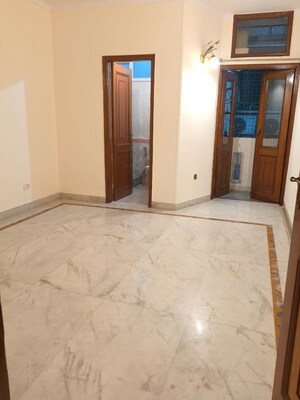 Room in 3 BHK Builder Floor at Hauz Khas – for Rent