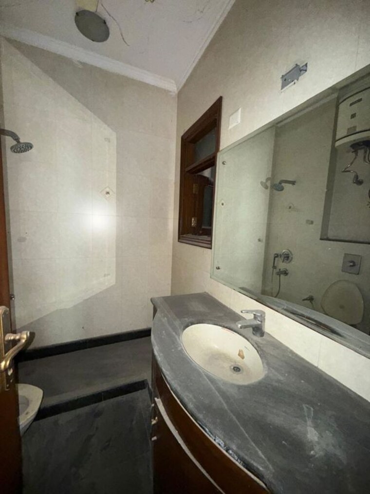 Bathroom, new friends colony 3 Bedroom 2200 Sq.Ft. Builder Floor In New Friends Colony Delhi 10157308