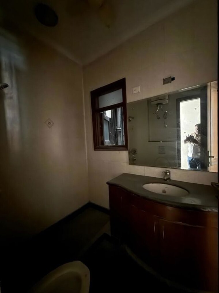 Bathroom, new friends colony 3 Bedroom 2200 Sq.Ft. Builder Floor In New Friends Colony Delhi 10157308