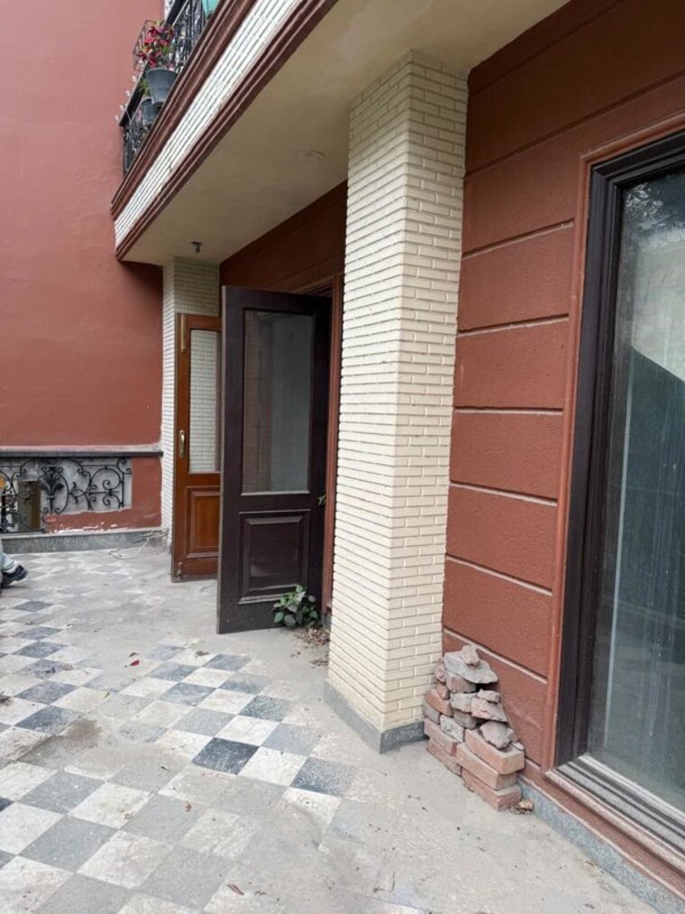 Balcony, new friends colony 3 Bedroom 2200 Sq.Ft. Builder Floor In New Friends Colony Delhi 10157308