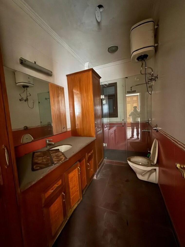 Bathroom, new friends colony 3 Bedroom 2200 Sq.Ft. Builder Floor In New Friends Colony Delhi 10157308