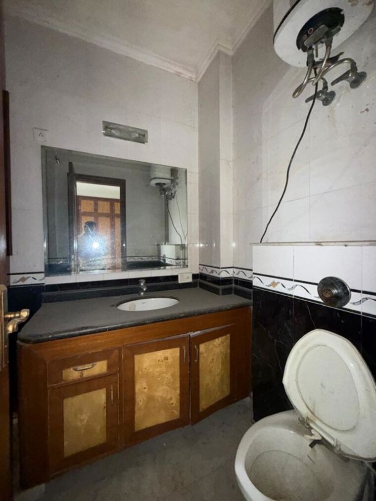 Bathroom, new friends colony 3 Bedroom 2200 Sq.Ft. Builder Floor In New Friends Colony Delhi 10157308