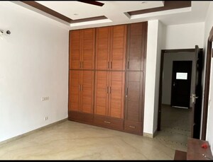 Room in 5 BHK Independent House at Sector 34 – for Rent