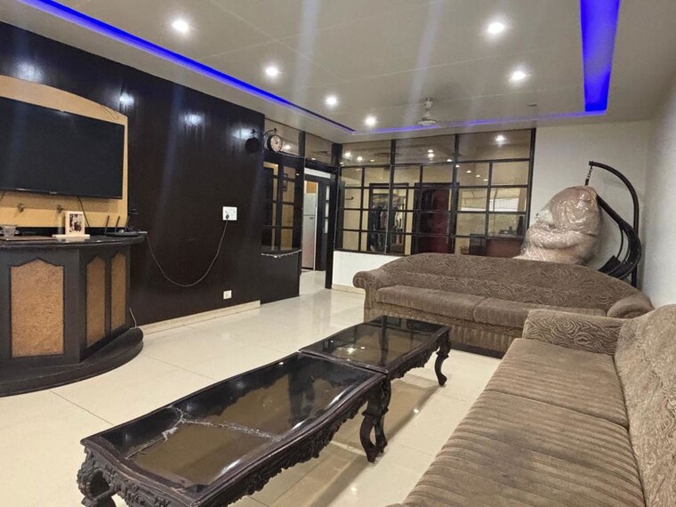 Gym, malviya nagar 3 Bedroom 200 Sq.Yd. Builder Floor In Malviya Nagar Delhi 10157356