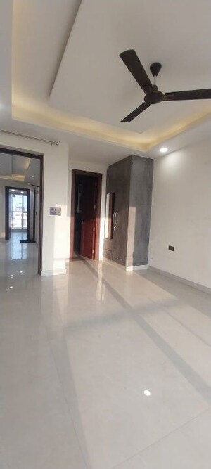 Room in 3 BHK Builder Floor at Sainik Colony – for Rent