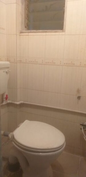 Attached Bathroom in 1 RK Apartment at Tembhi Naka – for Rent