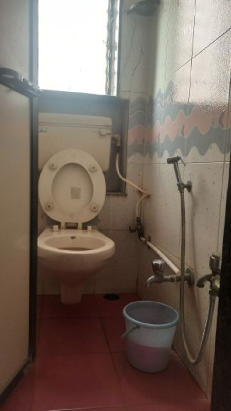 Bathroom, shrirang society 1 RK 280 Sq.Ft. Apartment In Shrirang Society Thane 10157396