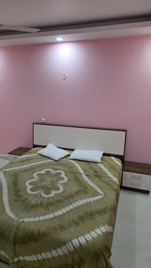 Bedroom in 3.5 BHK Apartment at Omaxe R2, Gomti Nagar – for Rent