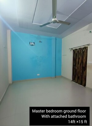 Room in 3 BHK Apartment at Omaxe R2, Gomti Nagar – for Rent