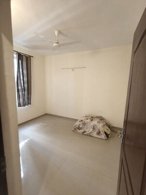 Room in 3.5 BHK Apartment at Omaxe Waterscapes, Gomti Nagar – for Rent