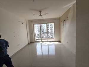 Room in 3.5 BHK Apartment at Omaxe Waterscapes, Gomti Nagar – for Rent