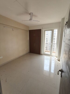 Room in 3.5 BHK Apartment at Omaxe Waterscapes, Gomti Nagar – for Rent