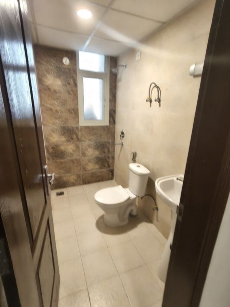 Bathroom, omaxe-waterscapes 3.5 Bedroom 1985 Sq.Ft. Apartment In Gomti Nagar Lucknow 10157441