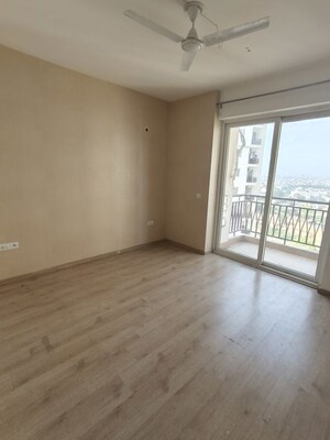 Room in 3.5 BHK Apartment at Omaxe Waterscapes, Gomti Nagar – for Rent