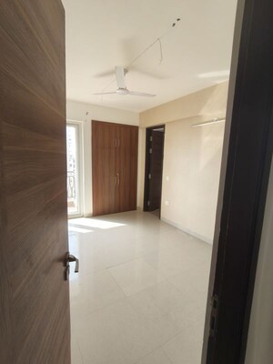 Room in 3.5 BHK Apartment at Omaxe Waterscapes, Gomti Nagar – for Rent