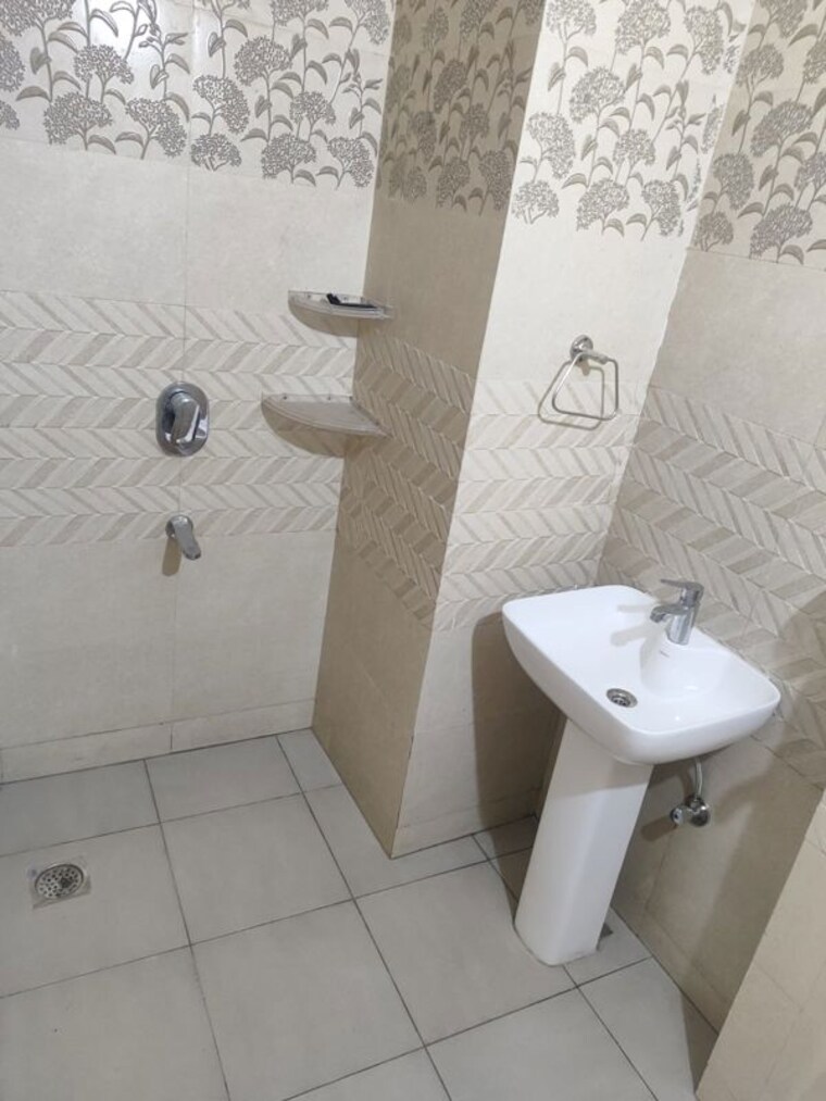 Bathroom, sector 40 3 Bedroom 1500 Sq.Ft. Builder Floor In Sector 40 Chandigarh 10157480
