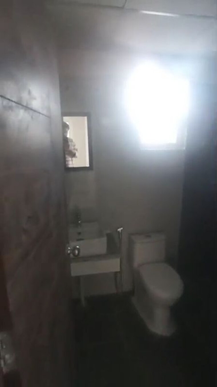 Bathroom, the-golden-gate 2 Bedroom 997 Sq.Ft. Apartment In Mahurali Ghaziabad 10157502