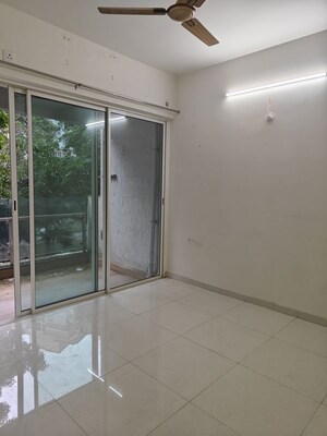 Room in 2 BHK Apartment at L&T Seawoods Residences Phase 2, Seawoods – for Rent