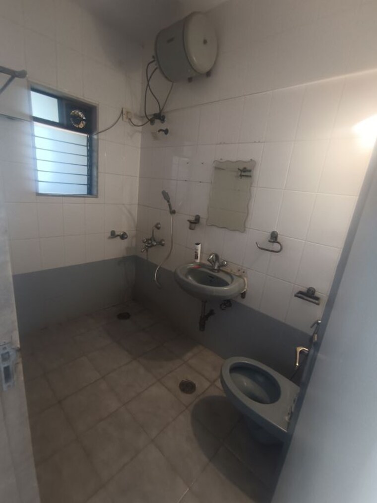 Bathroom, vikas-park-chs 3 Bedroom 1500 Sq.Ft. Apartment In Malad West Mumbai 10157538