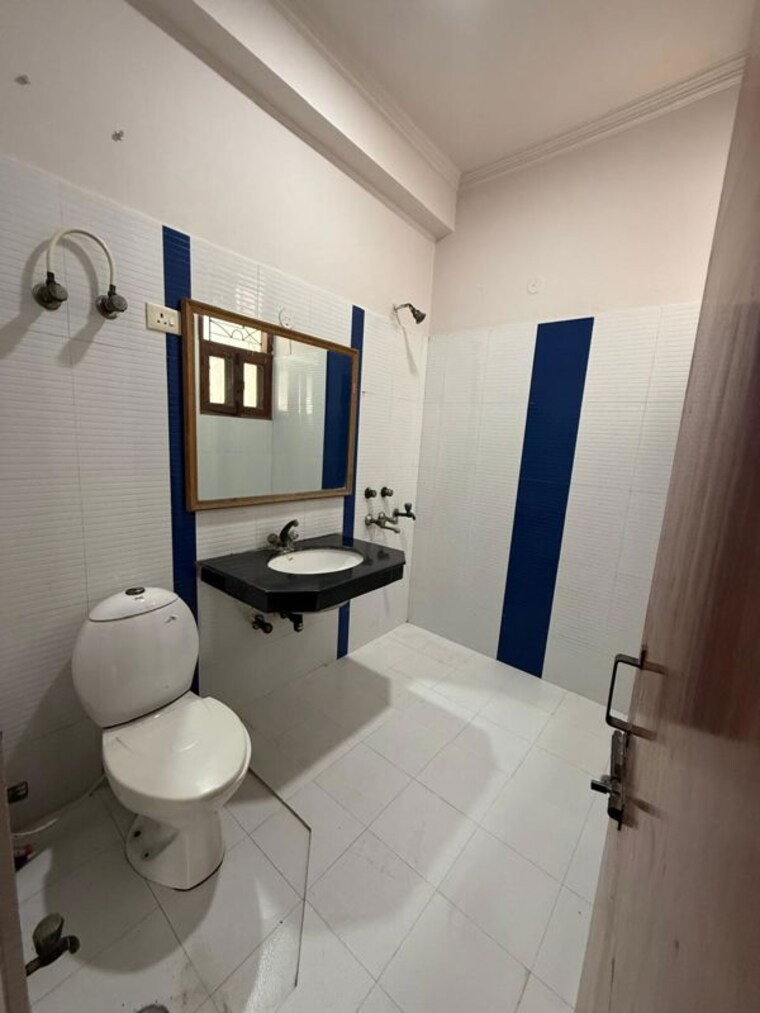 Bathroom, sector 71 3.5 Bedroom 1250 Sq.Ft. Independent House In Sector 71 Noida 10157657