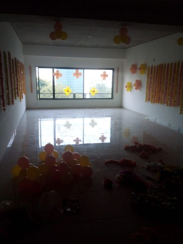  Parking, sun-westbank Commercial Office Space 1000 Sq.Ft. In Navrangpura Ahmedabad 10157767
