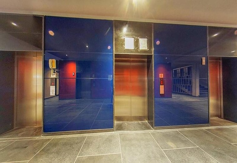  Parking, sun-westbank Commercial Office Space 1000 Sq.Ft. In Navrangpura Ahmedabad 10157781