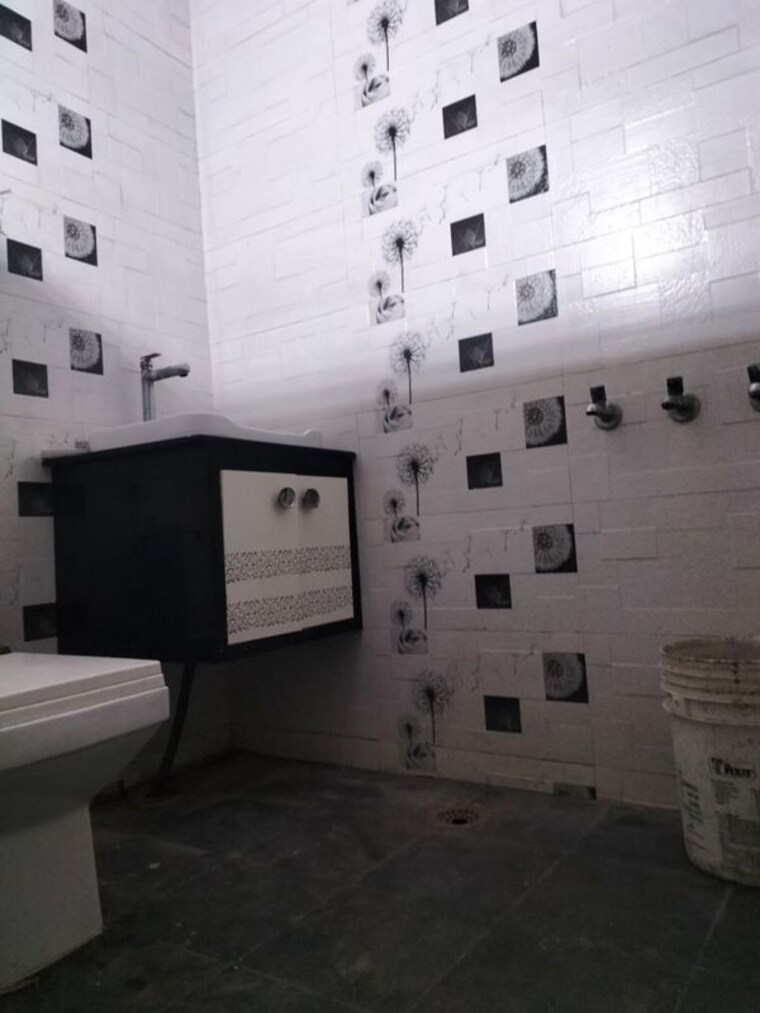 Bathroom, malviya nagar Commercial Showroom 100 Sq.Yd. In Malviya Nagar Delhi 10157857