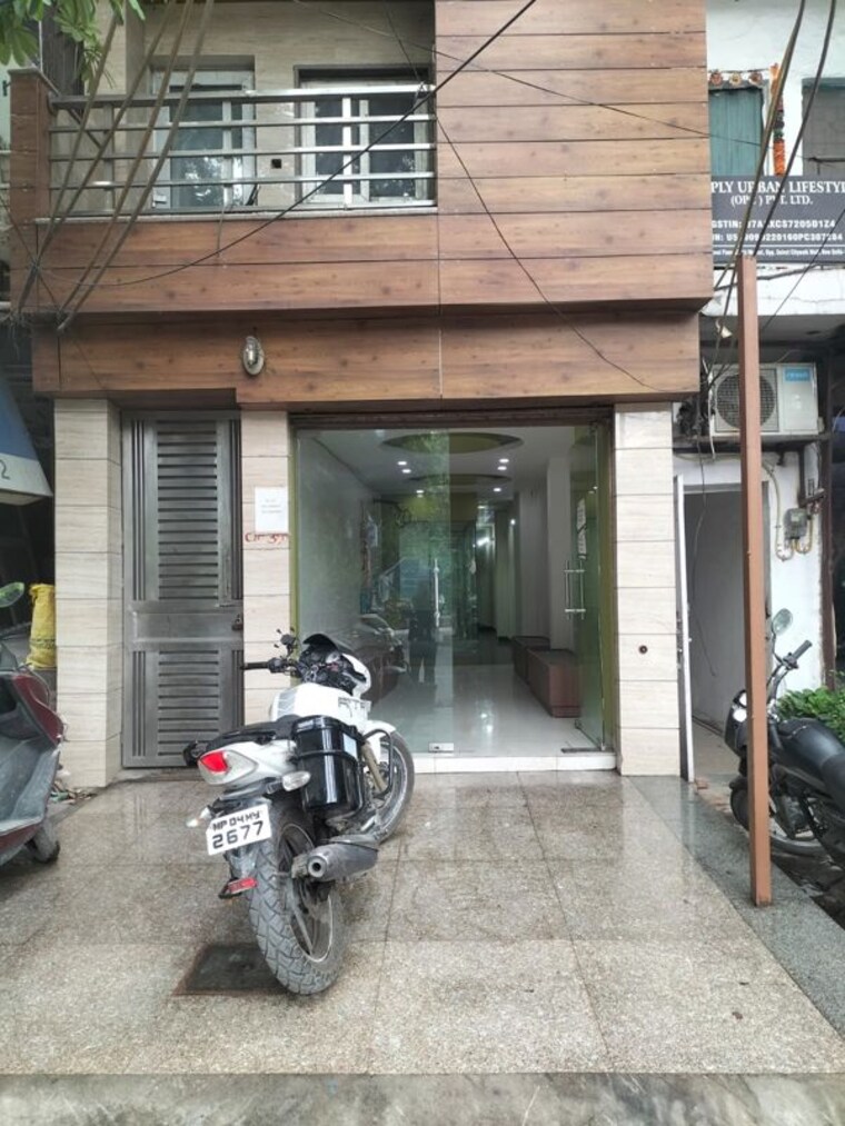  Parking, malviya nagar Commercial Showroom 100 Sq.Yd. In Malviya Nagar Delhi 10157857