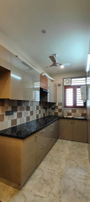 Kitchen in 2 BHK Builder Floor at Sector 40 – for Rent