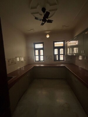 Room in 3 BHK Builder Floor at Sector 02 – for Rent