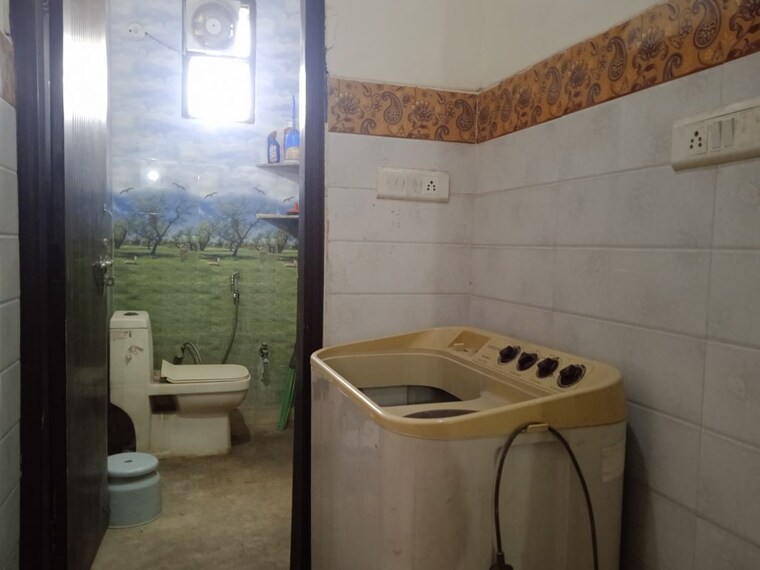 Bathroom, nawada 1 Bedroom 650 Sq.Yd. Builder Floor In Nawada Delhi 10158043