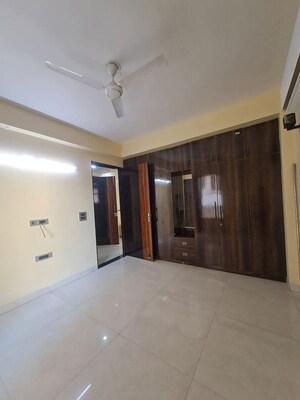 Room in 3 BHK Builder Floor at Sector 45 – for Rent