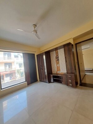 Room in 3 BHK Builder Floor at Sector 45 – for Rent