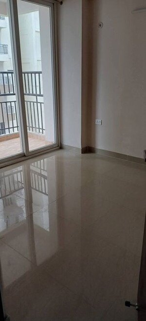 Room in 3 BHK Apartment at Amrapali Golf Homes, Sector 4 Greater Noida – for Rent