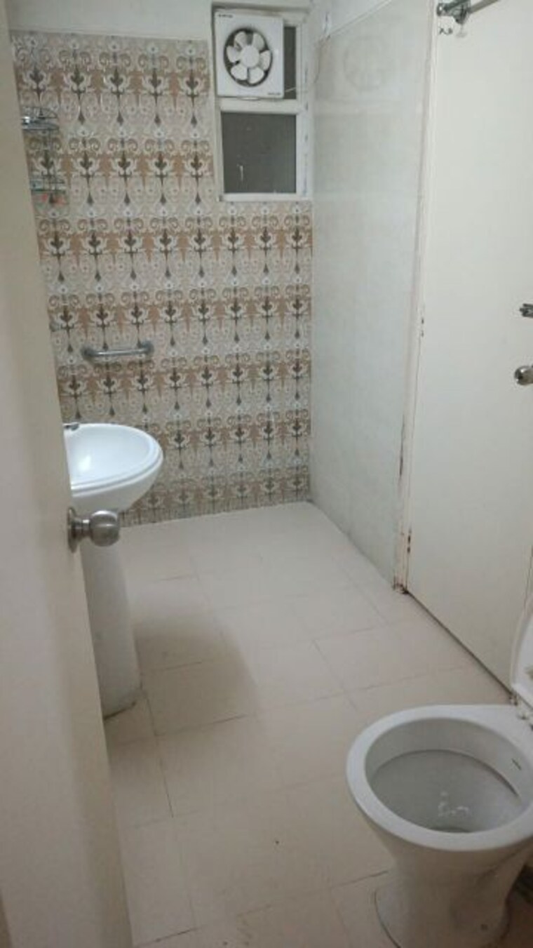 Bathroom, gaur-city-2-14th-avenue 2 Bedroom 955 Sq.Ft. Apartment In Sector 16c Greater Noida Greater Noida 9309416
