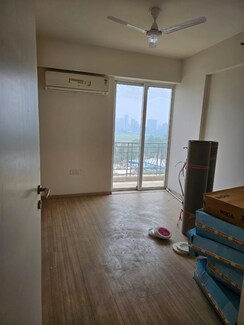 3 BHK + Servant Room Apartment For Rent in DLF Regal Gardens